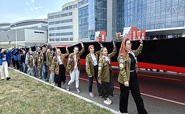 Александр Ролик во Владивостоке, в кампусе Дальневосточного федерального университета принял участие в патриотической акции «Международный Вальс Победы»