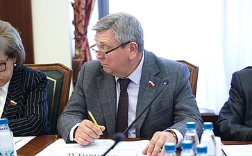 Александр Лутовинов