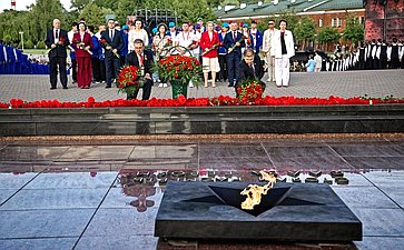 Возложение цветов к Вечному огню на территории мемориального комплекса «Брестская крепость-герой»