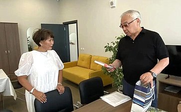 Баир Жамсуев передал подборку книг по истории и краеведению Агинской школе № 5
