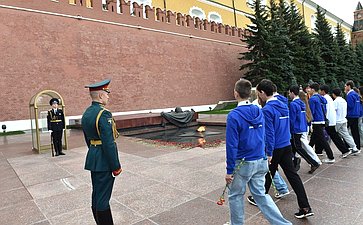 Участники «Поезда Памяти» возложили цветы к Могиле Неизвестного Солдата в Александровском саду и посетили Кремль