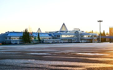 Сенаторы посетили аэропорты Нижневартовска и Ханты-Мансийска, среднюю школу № 6