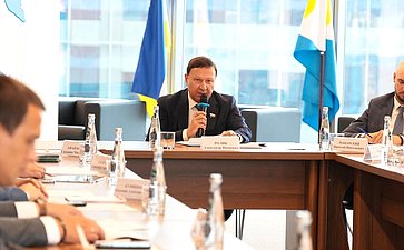 Александр Ролик и заместитель Министра РФ по развитию Дальнего Востока и Арктики Виталий Алтабаев провели круглый стол «Девелопмент и производство строительных материалов на Дальнем Востоке и в Арктической зоне РФ»
