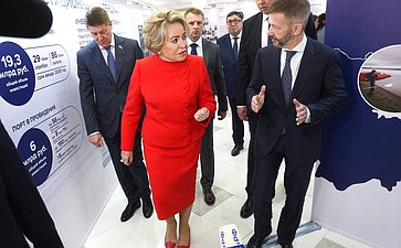 Валентина Матвиенко и Владислав Кузнецов осмотрели выставку, развернутую в Совете Федерации, которая посвящена истории, современности и перспективам развития Чукотского автономного округа