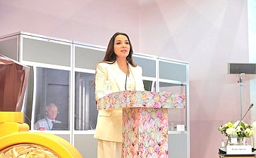 Сессия «Украшая мир: экономика индустрии красоты, творчества. Успешные примеры женского лидерства». Мероприятие прошло в рамках «женского трека» XVI Международного экономического форума «Россия – Исламский мир: KazanForum»