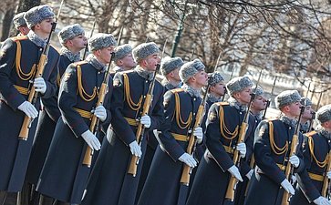 Председатель Совета Федерации Валентина Матвиенко возложила цветы к Могиле Неизвестного Солдата у Кремлевской стены