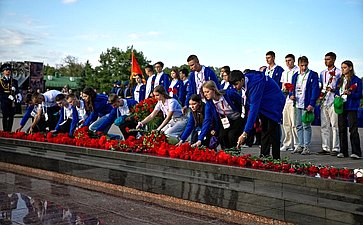 Возложение цветов к Вечному огню на территории мемориального комплекса «Брестская крепость-герой»