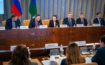 Выездное расширенное заседание Комитета СФ по Регламенту и организации парламентской деятельности, посвященное контрольно-надзорной деятельности в Ханты-Мансийском автономном округе — Югре