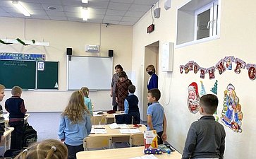 Ольга Хохлова побывала в новой школе и модельной библиотеке Камешковского района
