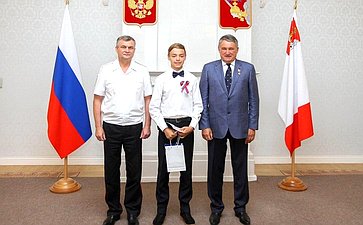Ю. Воробьев вручил паспорта юным вологжанам