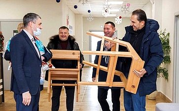 Андрей Хапочкин передал мебель и бытовое оборудование региональному отделению Фонда «Защитники Отечества»