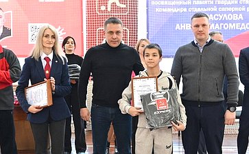 Айрат Гибатдинов вручил победителям спортивную экипировку и поздравил их с победой