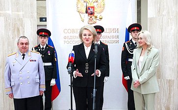 Л. Гумерова: В Совете Федерации вручили паспорта юным россиянам из 36 регионов страны