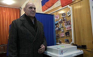 Александр Карелин проголосовал по месту жительства в Новосибирске