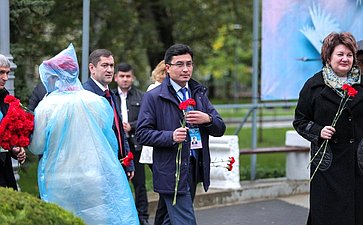 Сенаторы РФ возложили цветы к мемориалу Воину-освободителю в парке им. Ленинского комсомола в Махачкале (фото пресс-служба Министерства экономики и территориального развития Республики Дагестан)