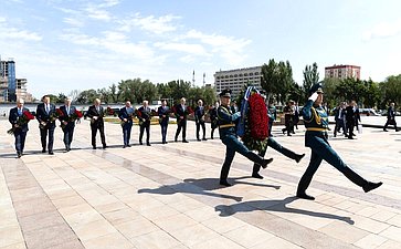 В преддверии заседания Совета ПА ОДКБ главы парламентских делегаций государств-членов ОДКБ возложили венок и цветы к Вечному огню у Монумента Победы, отдав дань памяти и уважения подвигу солдат и офицеров, павших в годы Великой Отечественной войны