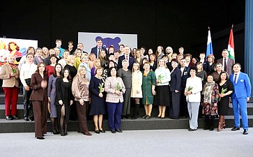 Александр Савин поздравил женщин Калужской области с 8 Марта