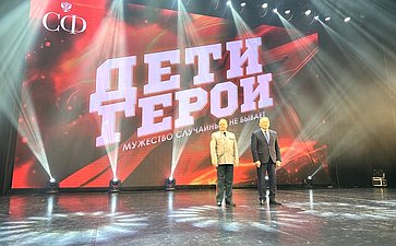 Сахамин Афанасьев наградил юных якутских героев