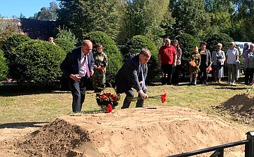 Александр Савин в ходе поездки в регион принял участие в церемонии перезахоронения останков бойцов Красной Армии в братскую могилу в поселке Дубищенский