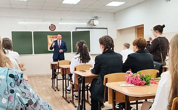 Александр Ролик в День знаний принял участие в торжественной линейке в школе № 39 г. Владивостока