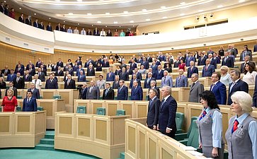 Сенаторы слушают гимн России перед началом 464-го заседания Совета Федерации