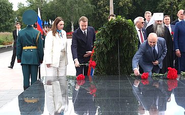 Церемония возложения венков к Вечному огню