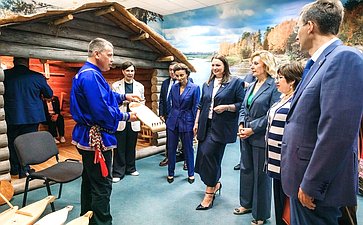 Сенаторы посетили Школу креативных индустрий на базе Окружного Дома народного творчества и Центр народных художественных промыслов и ремесел