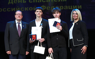 Наталия Косихина и Александр Русаков в торжественной обстановке вручили юным героям из города Углича