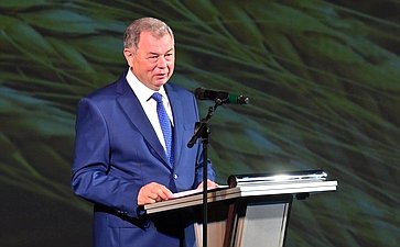 Анатолий Артамонов поздравил калужских аграриев с профессиональным праздником