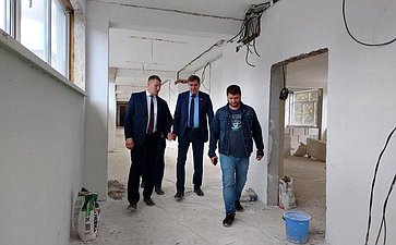 Александр Савин в ходе поездки в регион посетил школу № 2 г. Тарусы, где ведётся капитальный ремонт по программе Правительства РФ