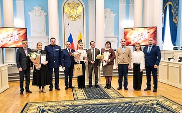 Игорь Мурог вручил медаль Совета Федерации «За проявленное мужество» юной рязанке Варваре Матюшкиной