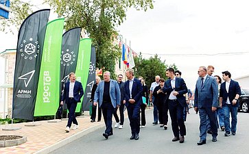 В ходе региональной поездки первый заместитель Председателя СФ Андрей Яцкин посетил ряд объектов и выступил на пленарной дискуссии Всероссийского молодежного образовательного форума «Ростов»