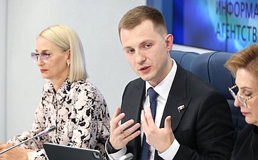 Инна Святенко приняла участие в пресс-конференции, посвященной запуску образовательной программы Академии развития гражданского общества «Добрино» для семей участников специальной военной операции (фото ТАСС)