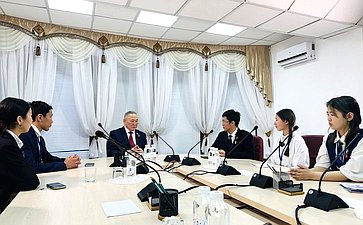 Сахамин Афанасьев в День российской печати встретился с юнкорами Якутии