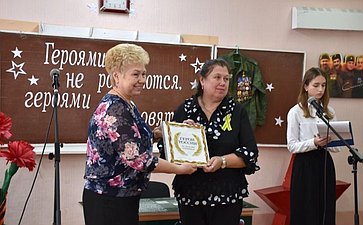Ольга Бас в ходе поездки в регион посетила образовательные учреждения г. Алчевска