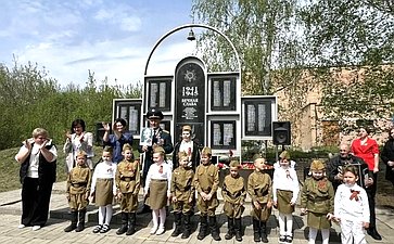 Игорь Мурог прошел в «Бессмертном полку» на малой родине с портретом погибшего деда