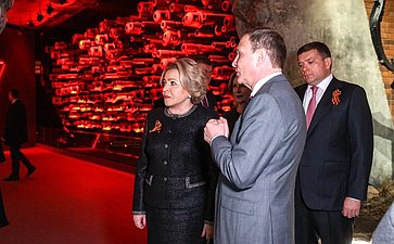 В Музее Победы делегация Совета Федерации осмотрела новую историко-мультимедийную экспозицию «Путь к Победе!», посвященную событиям, произошедшим на полях сражений в годы Великой Отечественной войны