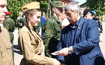 Михаил Козлов принял участие в торжественной церемонии вступления школьников в отряд юнармейцев