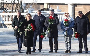 Председатель Совета Федерации Валентина Матвиенко возложила цветы к Могиле Неизвестного Солдата у Кремлевской стены