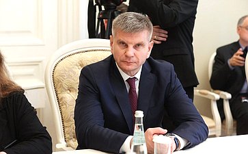 Геннадий Голов