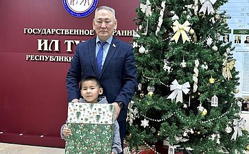 Сахамин Афанасьев в преддверии Нового года исполнил мечту 6-летнего Уйгуна Васильева из Якутии