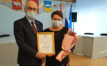 Олег Цепкин вручил заслуженные награды медицинским работникам, работающим в госпитальной базе Сатки