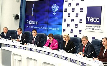 В пресс-центре ТАСС первый заместитель председателя Комитета СФ по бюджету и финансовым рынкам Сергей Рябухин принял участие в пресс-конференции, посвященной пилотному рейтингу деятельности контрольно-счетных палат субъектов РФ