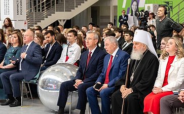 Анатолий Артамонов вручил медали выпускникам Калужской области