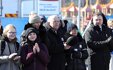 Татьяна Сахарова в рамках рабочей поездки в регион в Североморске приняла участие в концерте-митинге «Za Мир без нацизма!» в поддержку российской армии