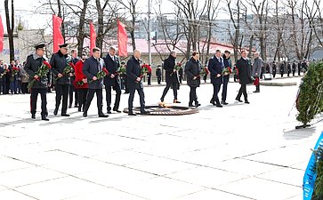 Возложение цветов к мемориалу 1200 гвардейцам, погибшим при штурме Кёнигсберга в апреле 1945 года