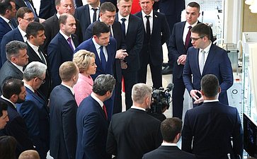 Валентина Матвиенко и Министр промышленности и торговли РФ Антон Алиханов ознакомились с выставкой, посвященной передовым разработкам отечественной промышленности