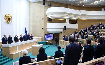 Сенаторы исполняют гимн России перед началом 445-го заседания Совета Федерации