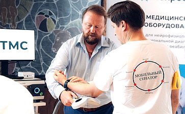 Сенаторы посетили компанию, производящую медоборудование для нейрофизиологии, функциональной диагностики и реабилитации