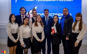 Андрей Шевченко в ходе работы в регионе вручил паспорта лучшим представителям талантливой молодежи Оренбурга